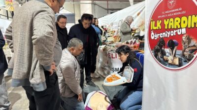 Kırklareli İl Sağlık Müdürlüğü, tarım fuarında kurduğu sağlık standında ziyaretçilere