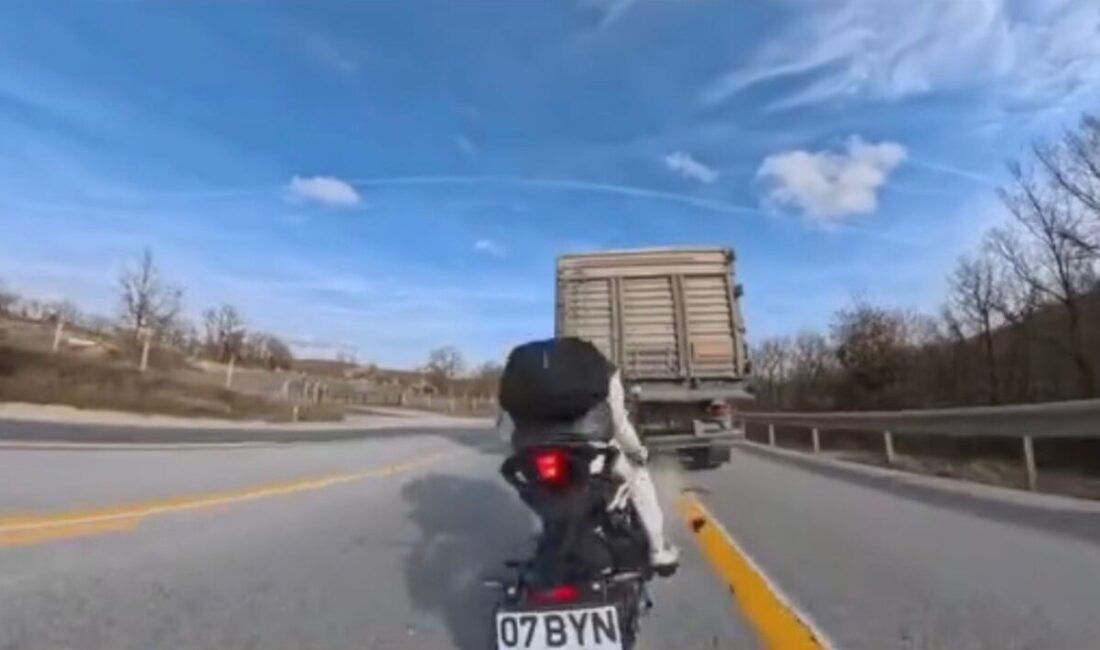 Kırklareli'nin Lüleburgaz ilçesinde, motosiklet sürücüsü, önündeki tıra arkadan çarparak yaralandı.