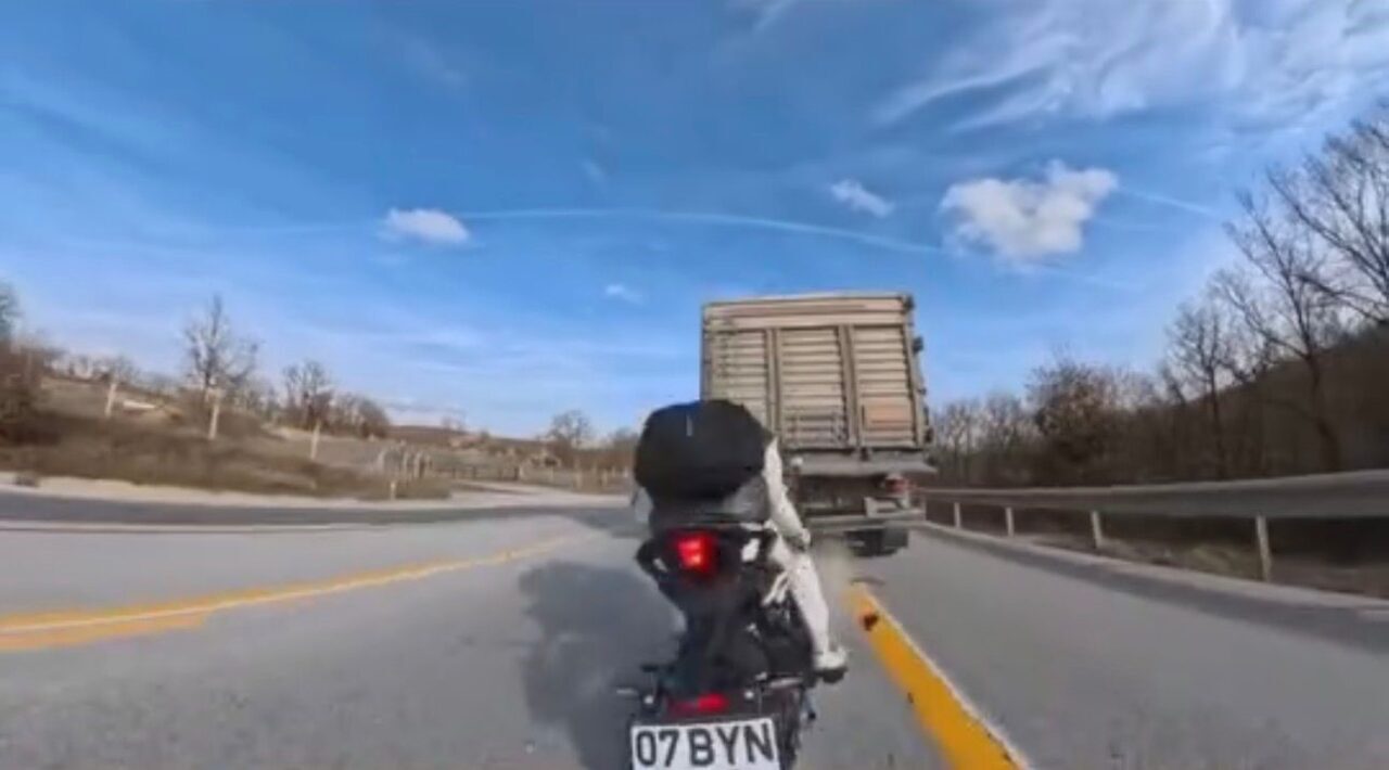 Kırklareli'nin Lüleburgaz ilçesinde, motosiklet sürücüsü, önündeki tıra arkadan çarparak yaralandı.