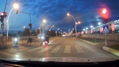 Edirne'de kırmızı ışıkta geçen bir motosiklet, yolun karşısına geçmeye çalışan