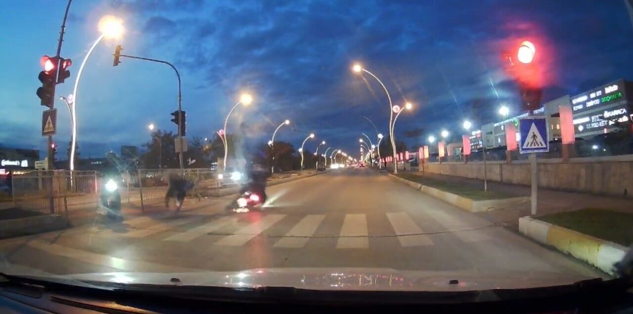 Edirne'de kırmızı ışıkta geçen bir motosiklet, yolun karşısına geçmeye çalışan