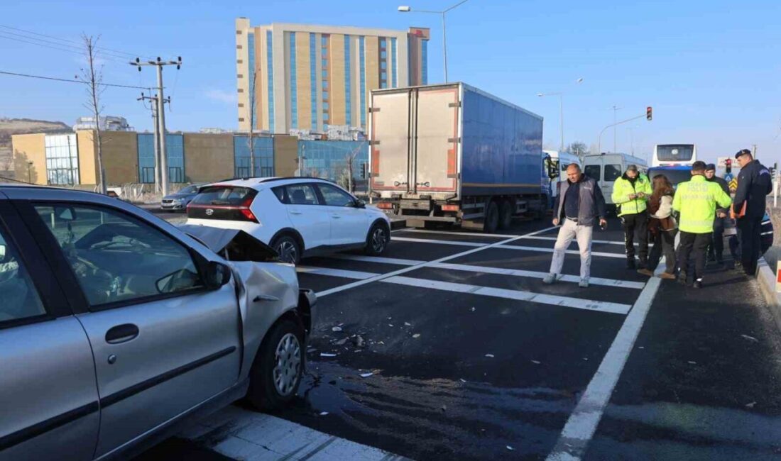 Nevşehir’de Minibüse Çarpan Otomobilde 3 Kişi Yaralandı Nevşehir'de sabah saatlerinde Selcan Ö.'nün kullandığı otomobil, kırmızı ışıkta bekleyen