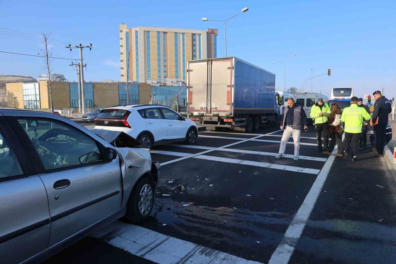 Nevşehir'de sabah saatlerinde Selcan Ö.'nün kullandığı otomobil, kırmızı ışıkta bekleyen