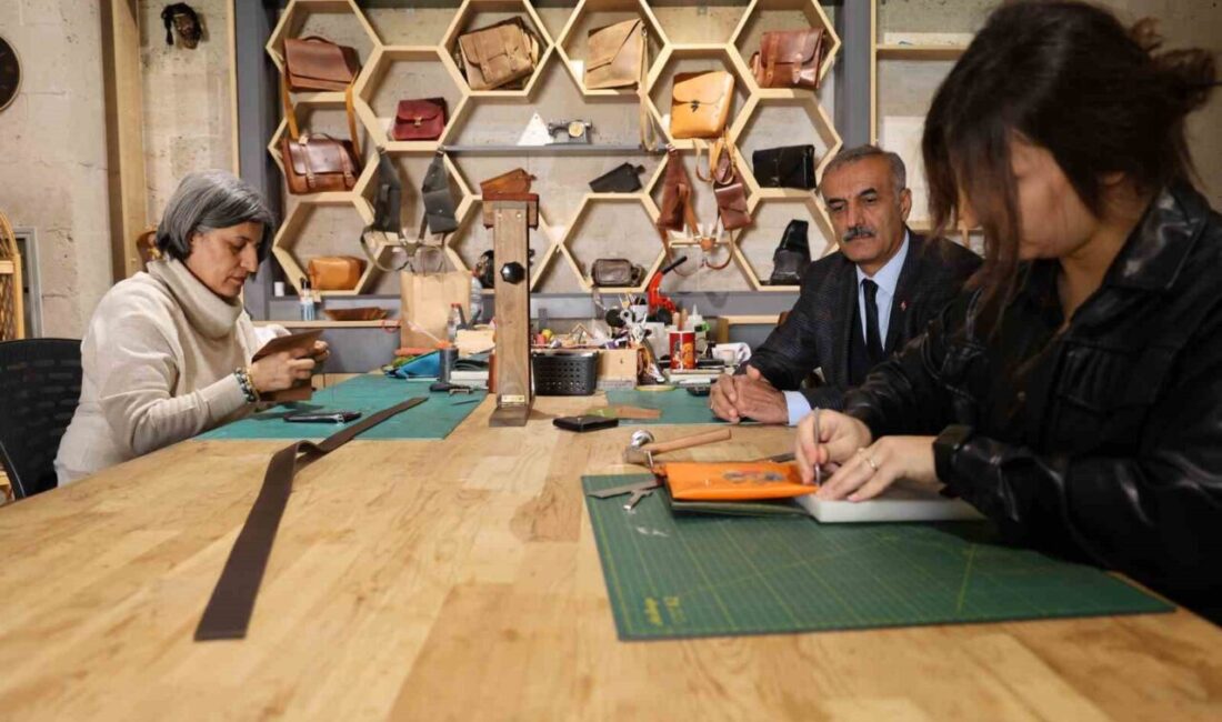 Kırşehir'deki Zanaatkarlar Çarşısı'nda, Nafiye Selin Durmuş'un liderliğinde Ahi Evran'ın deri