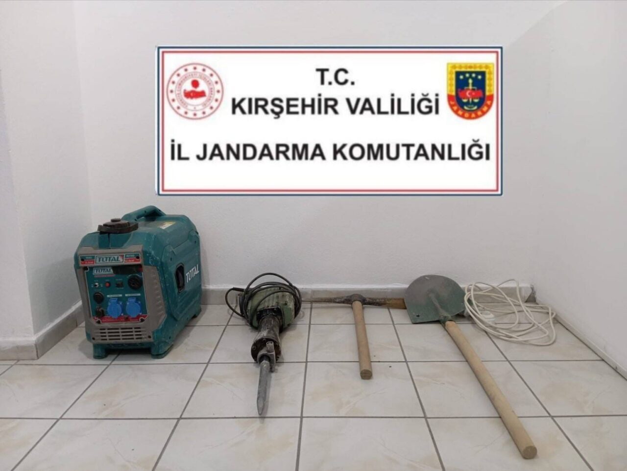 Kırşehir'de izinsiz kazı yapan Ü.E. isimli şüpheli, jandarma ekipleri tarafından