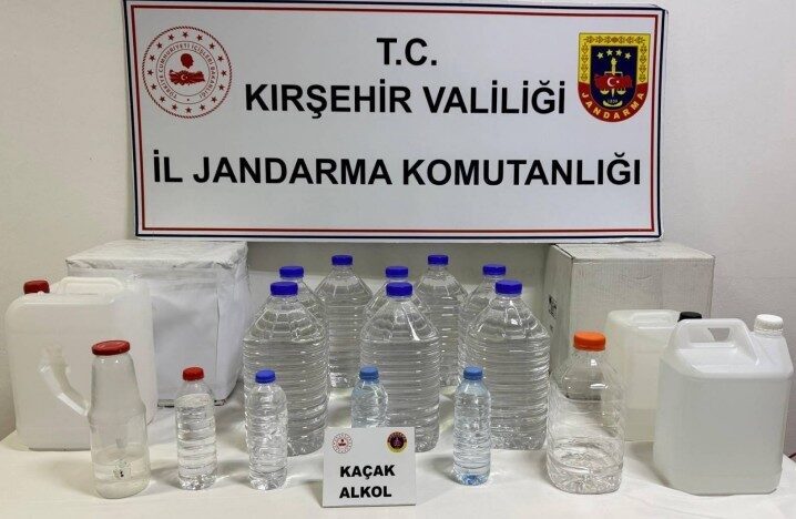 Kırşehir’de Kaçak Alkol Operasyonunda 62 Litre Elde Edildi, Bir Kişi Gözaltına Alındı Kırşehir'de Jandarma Komutanlığı ekipleri, A.Y.'nin internetten temin ettiği etil alkolle