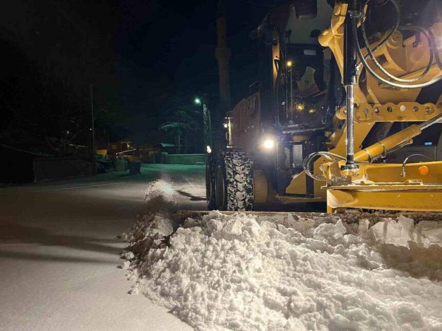 Kırşehir’de Kış Koşullarına Rağmen Kapalı Yol Yok, Ekipler Çalışmalarını Sürdürüyor