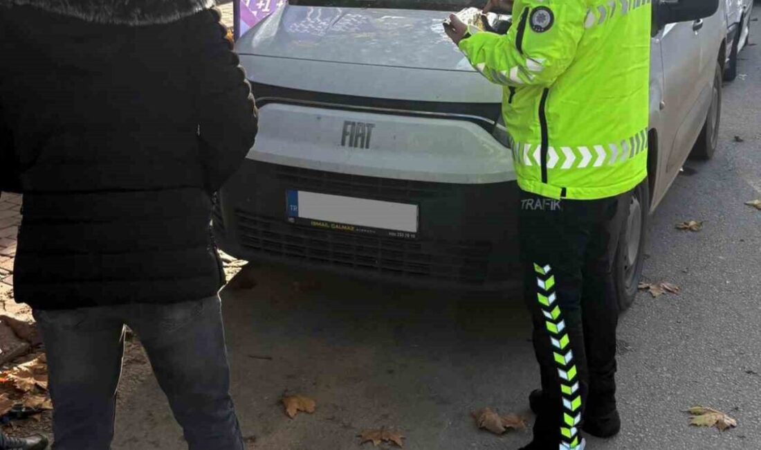 Kırşehir’de Ters Yönde Araç Kullanan Sürücü, Polis Tarafından Yakalandı ve Cezalandırıldı Kırşehir'de ters yönde araç kullanan sürücü, Merkez Medrese Mahallesi'nde hızla