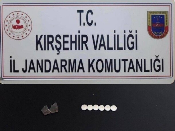 Kırşehir’de jandarma operasyonda uyuşturucu madde yakaladı, 1 kişi gözaltına alındı.