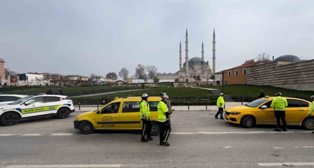 Edirne’de Kış Lastiği Takmayan Sürücülere Yüksek Ceza Uygulandı Edirne'de kış lastiği uygulaması başlayan denetimlerde, kış lastiği takmayan sürücülere