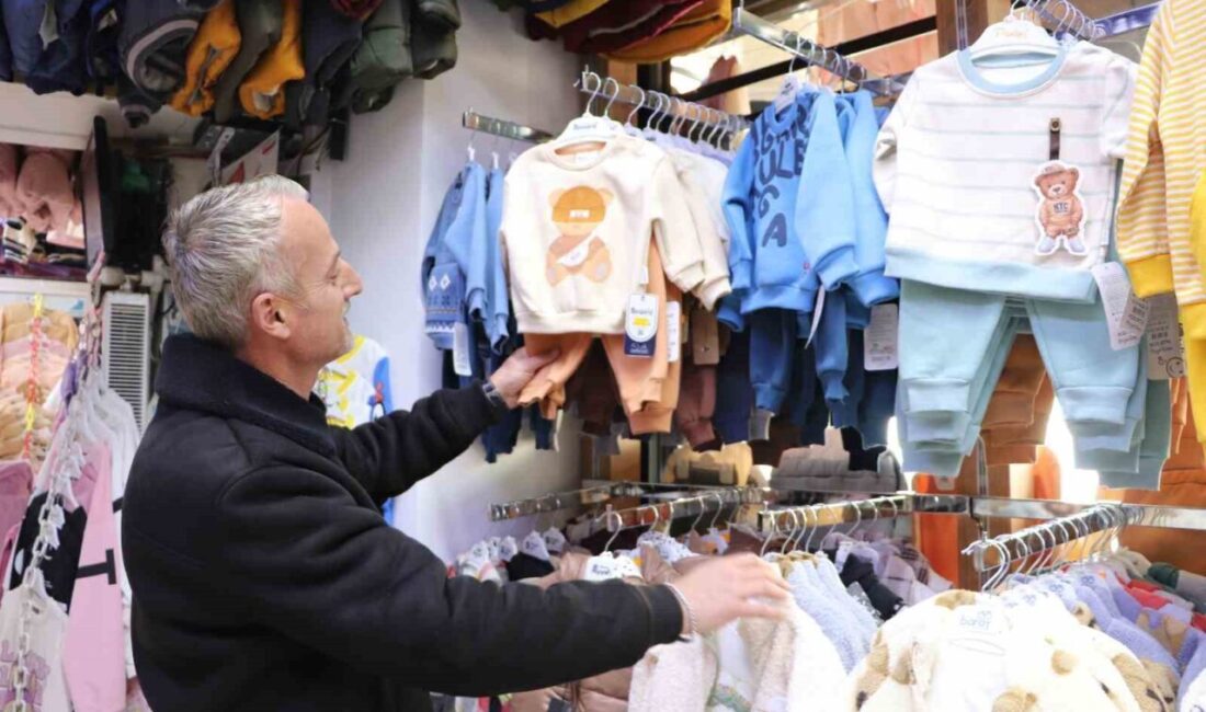 Eskişehir'de 40 yıldır bebek giyimi yapan Hakan Karabaş, kış mevsiminde
