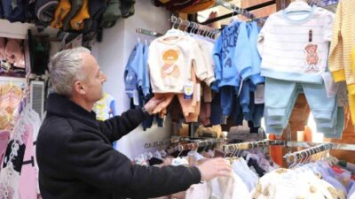 Eskişehir'de 40 yıldır bebek giyimi yapan Hakan Karabaş, kış mevsiminde