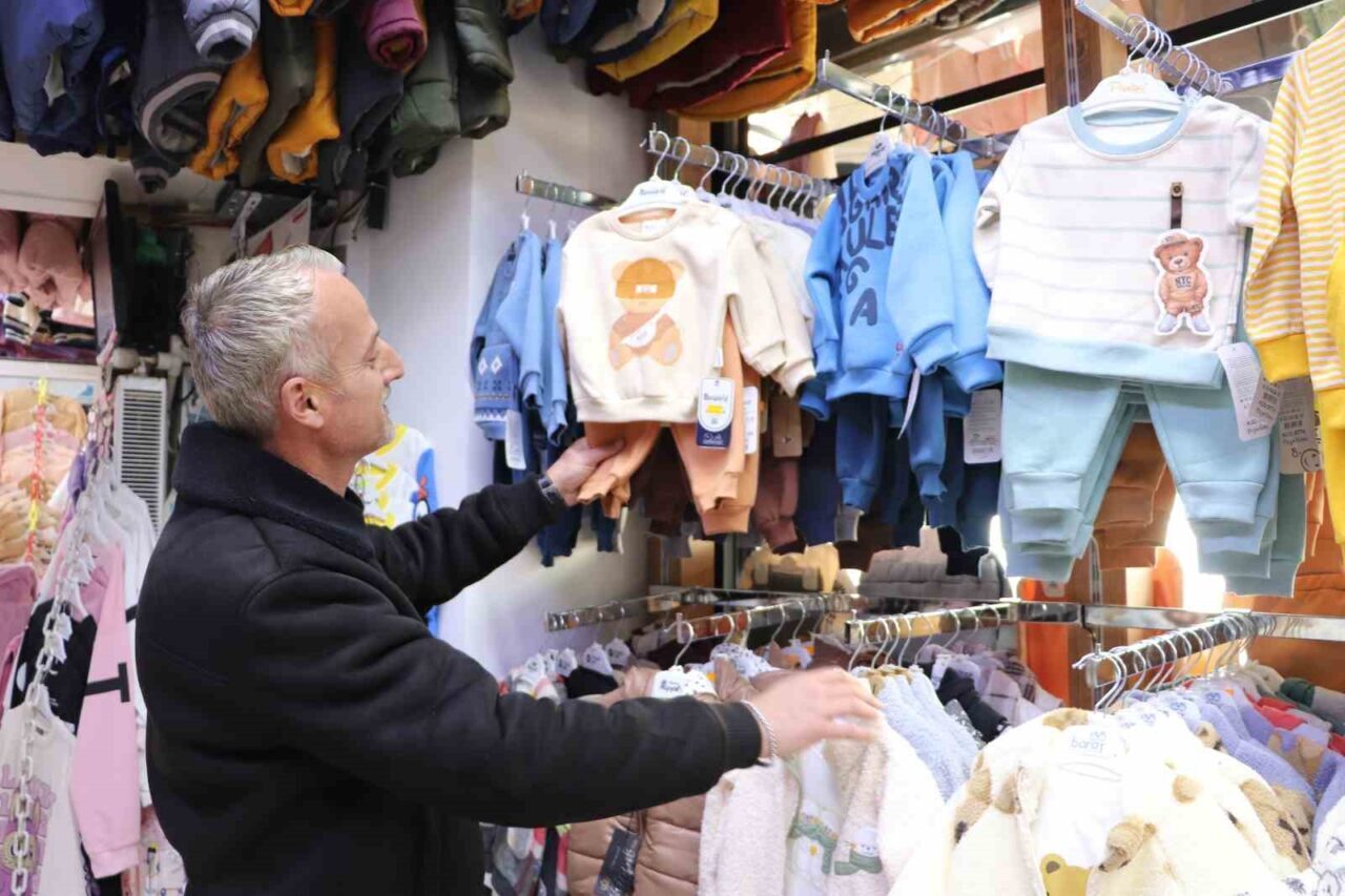 Eskişehir'de 40 yıldır bebek giyimi yapan Hakan Karabaş, kış mevsiminde