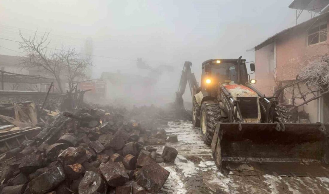 Bükerler Köyü’nde Sabaha Karşı Meydana Gelen Yangında İki Katlı Ev Küle Döndü Kütahya'nın Domaniç ilçesindeki Bükerler köyünde sabah saatlerinde çıkan yangın, Celal