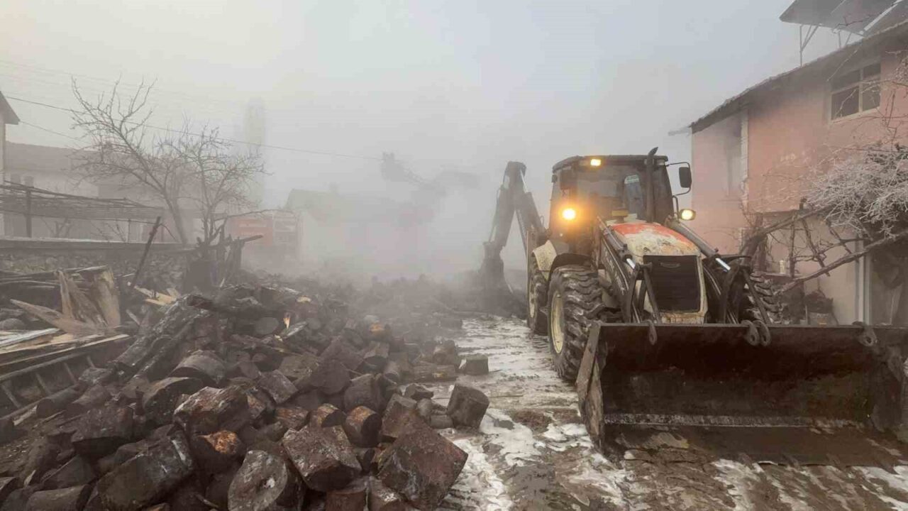 Kütahya'nın Domaniç ilçesindeki Bükerler köyünde sabah saatlerinde çıkan yangın, Celal