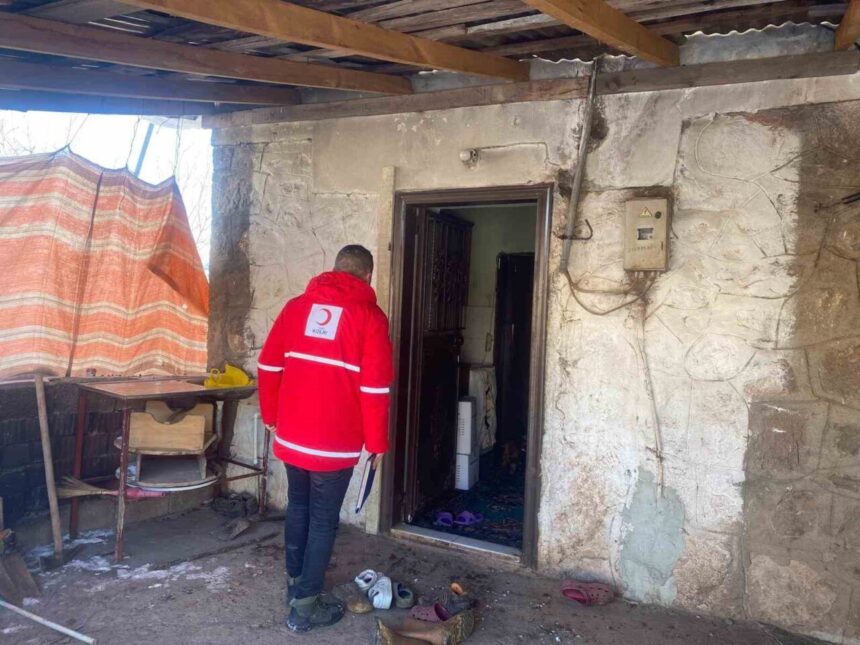 Pülümür’de Kızılay, AFAD ve gönüllüler, kar ve soğuk havaya rağmen gıda kolisi dağıttı.