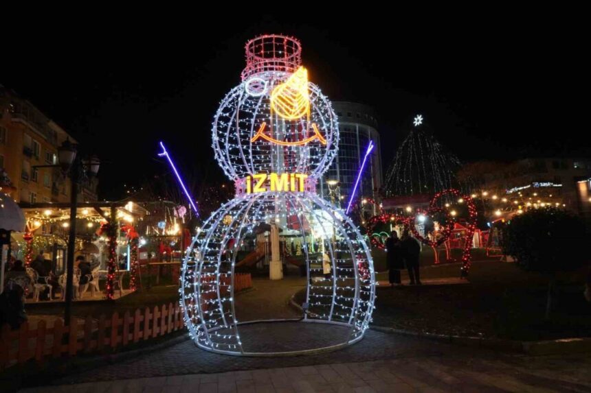 Kocaeli’de vatandaşlar yeni yılı coşkuyla sokaklarda karşıladı. Renkli ışıklar ve neşe şehri sardı.