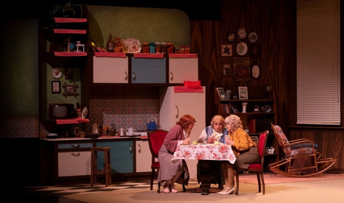 Kocaeli Büyükşehir Belediyesi Şehir Tiyatroları, “Üç Jokerli Konken” ile 10. Berlin Türk-Alman Tiyatro Festivali’ne katılacak Kocaeli Büyükşehir Belediyesi Şehir Tiyatroları, "Üç Jokerli Konken" adlı komedi