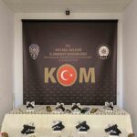 Kocaeli ve İstanbul’da suç örgütüne yönelik eş zamanlı operasyonda 15 şüpheli yakalandı, çok sayıda silah bulundu.