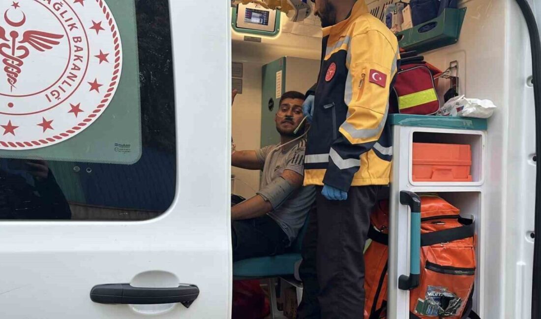 Darıca'da bir binanın çatısında çıkan yangında, dumandan etkilenen baba ve