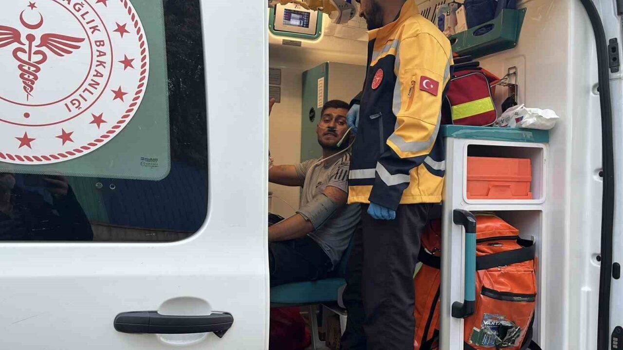 Darıca’da 3 Katlı Binanın Çatısında Çıkan Yangında Baba ve Oğlu Hastaneye Kaldırıldı