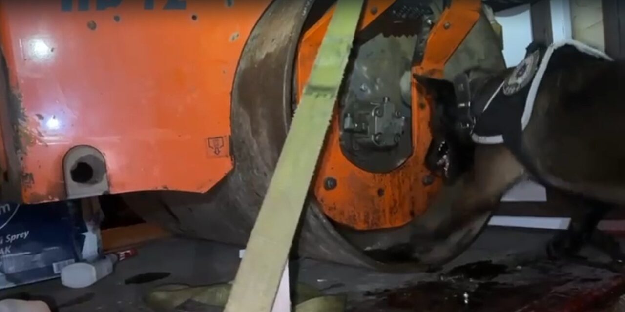 Kocaeli’nde Bir Tırda Yapılan Aramada Asfalt Silindiri İçinde Uyuşturucu Ele Geçirildi