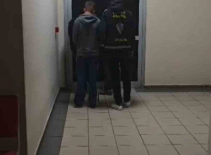 İzmit’te Yasa Dışı Bahis Reklamı Yazdığı Belirlenen İki Kişi Gözaltına Alındı Kocaeli’nin İzmit ilçesinde, yasa dışı bahis sitelerinin reklamlarını duvarlara yazdığı