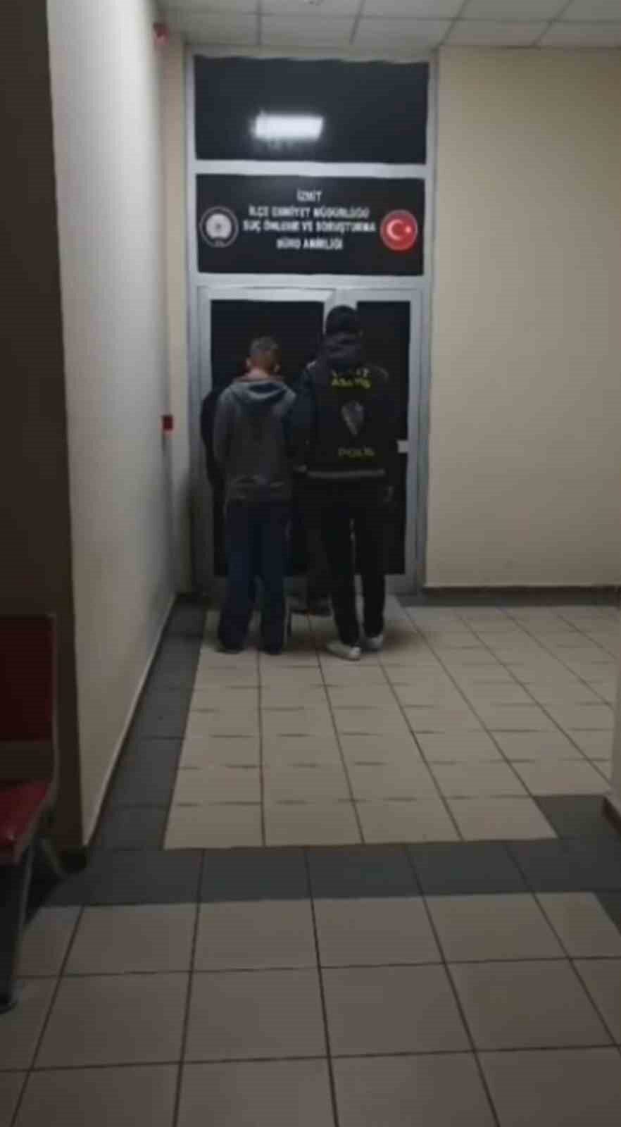 Kocaeli’nin İzmit ilçesinde, yasa dışı bahis sitelerinin reklamlarını duvarlara yazdığı