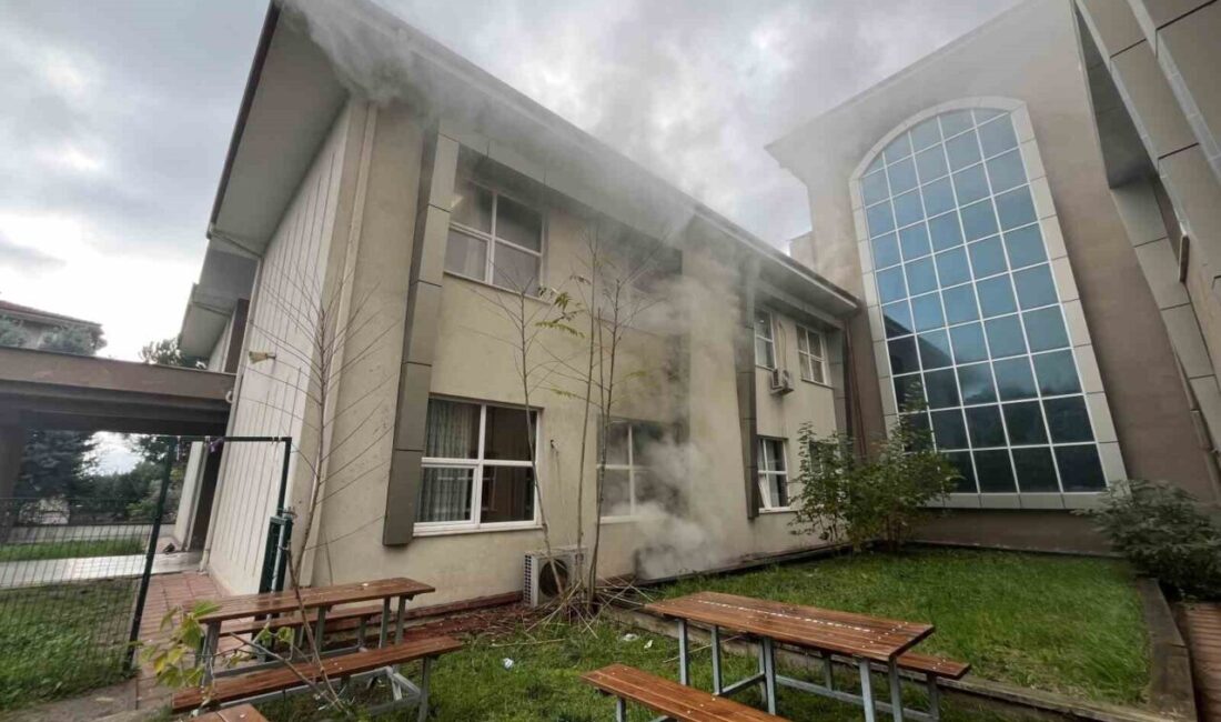 Derince’de Bir İlkokulun Bodrum Katındaki Kağıt Deposunda Yangın Çıktı Kocaeli'nin Derince ilçesindeki bir ilkokulun bodrum katında meydana gelen yangın,