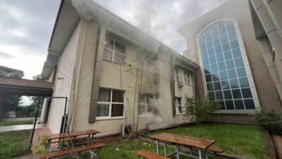 Kocaeli'nin Derince ilçesindeki bir ilkokulun bodrum katında meydana gelen yangın,