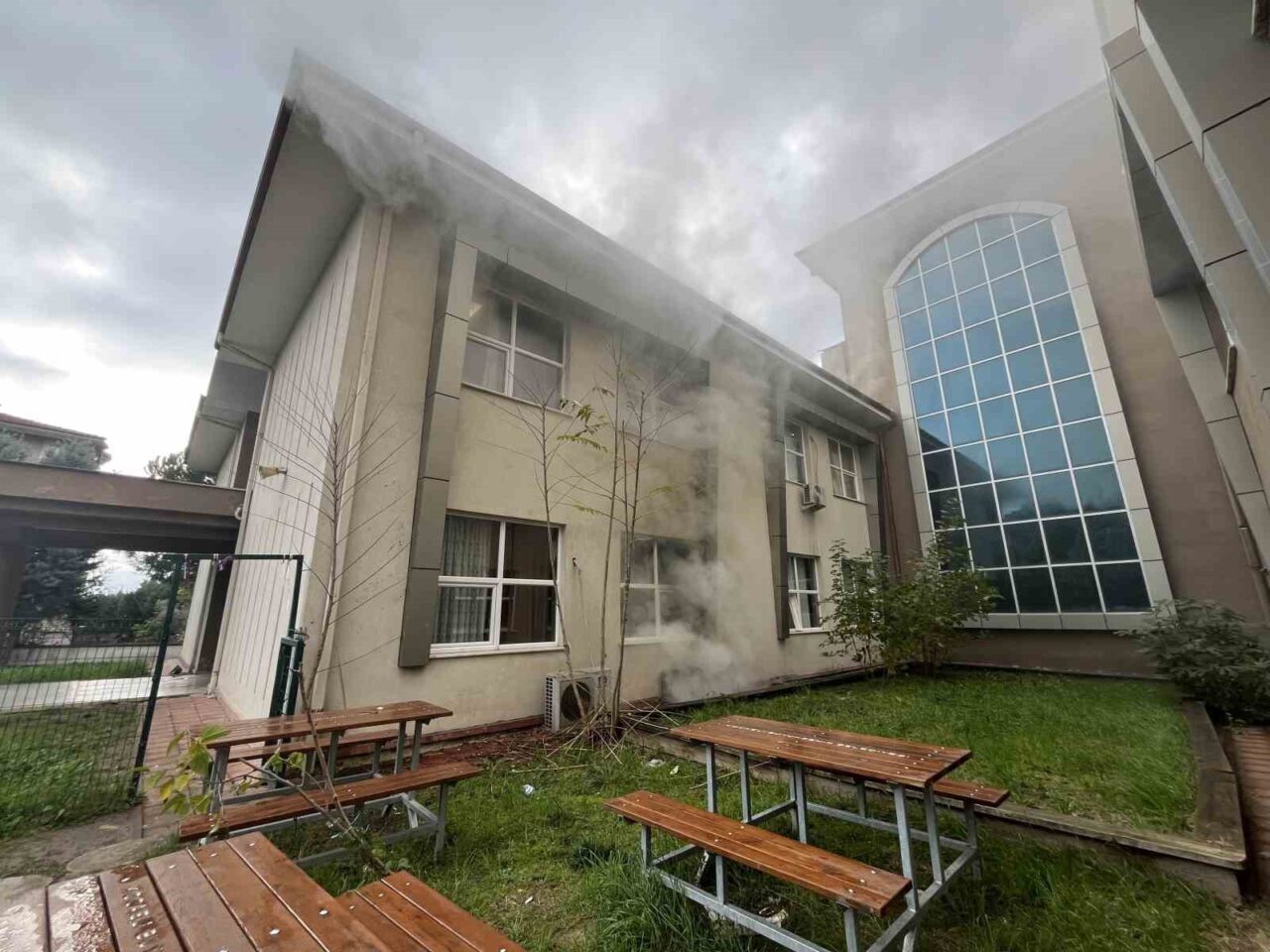 Kocaeli'nin Derince ilçesindeki bir ilkokulun bodrum katında meydana gelen yangın,