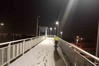 Kocaeli’de kar yağışı sonrası belediye ekipleri, ulaşımı aksatmadan temizleme işlemlerini sürdürüyor.