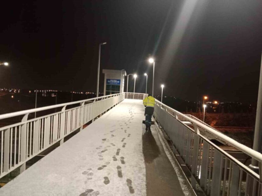 Kocaeli’de kar yağışı sonrası belediye ekipleri, ulaşımı aksatmadan temizleme işlemlerini sürdürüyor.