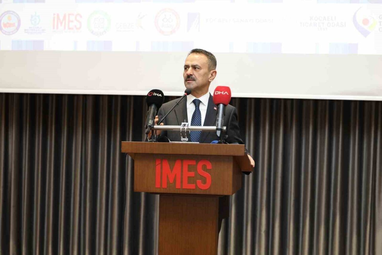 Kocaeli'de düzenlenen 1. Ulusal İşyeri Temelli Mesleki Eğitim Çalıştayı'nda, sanayiciler