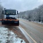 Kocaeli’nin yüksek bölgelerinde etkili olan kar yağışı nedeniyle yol açma ve tuzlama çalışmaları devam ediyor.