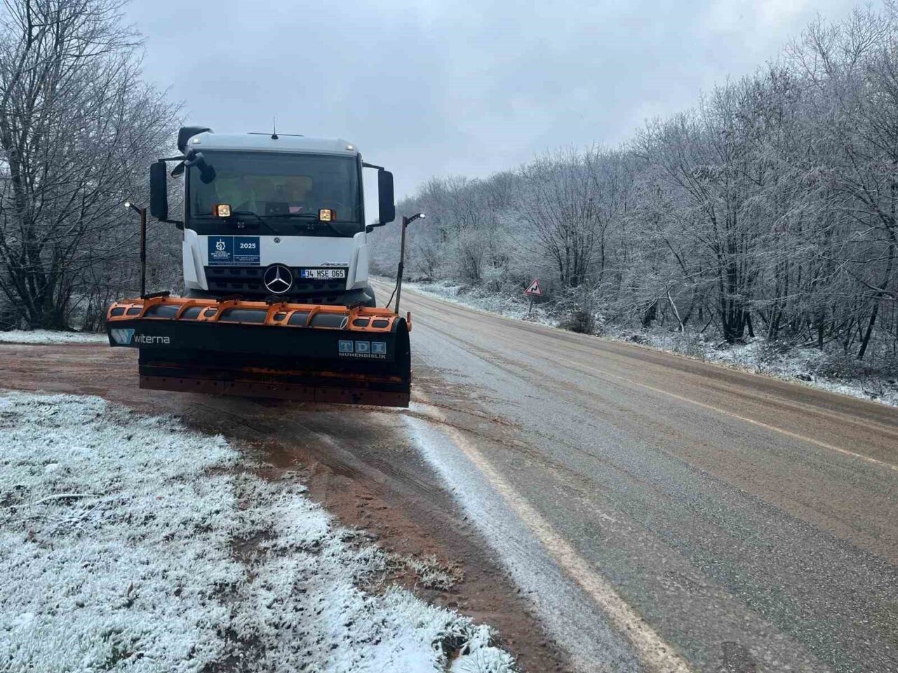 Kocaeli’nin yüksek bölgelerinde etkili olan kar yağışı nedeniyle yol açma ve tuzlama çalışmaları devam ediyor.