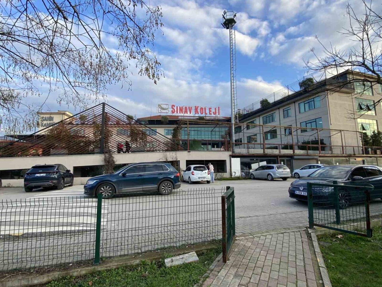 Kartepe’de Özel Kolejdeki Öğretmene Çocuklara Cinsel İstismar Suçlamasıyla 130 Yıl Hapis Cezası Verildi Kocaeli’nin Kartepe ilçesindeki Sınav Koleji'nde öğretmen M.A. (45), 12 yaşından