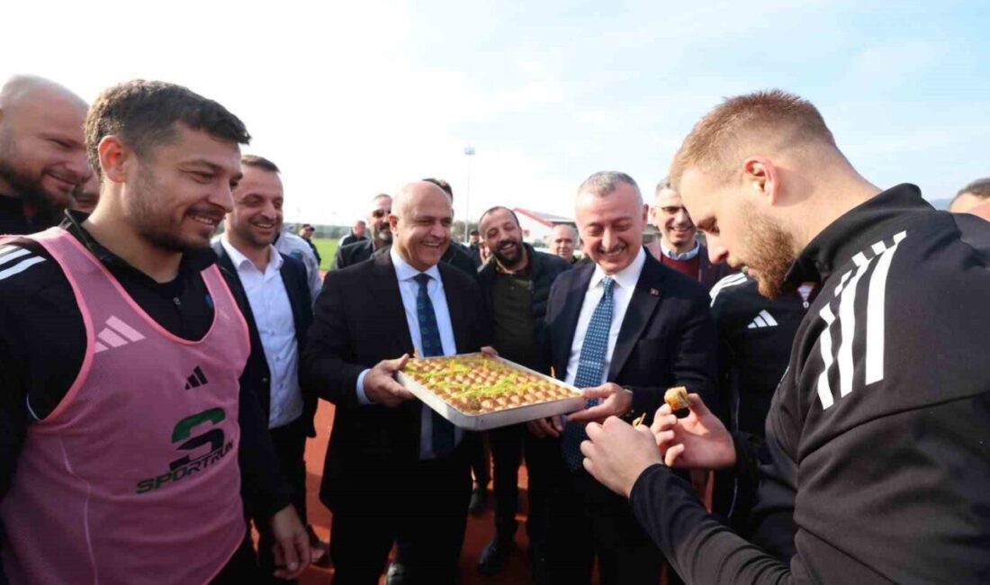 Kocaeli Büyükşehir Belediye Başkanı Tahir Büyükakın, Kocaelispor'un antrenmanını ziyaret ederek