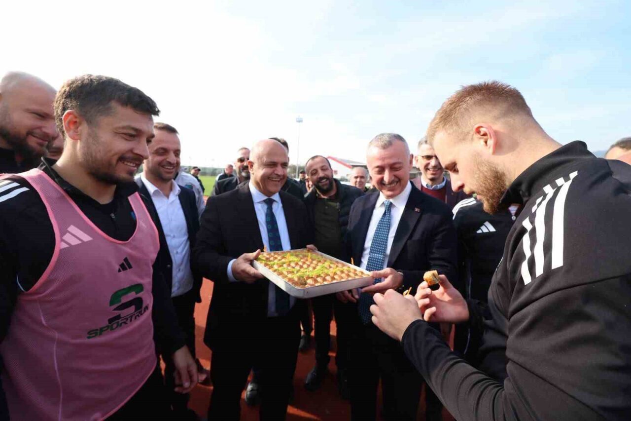 Kocaeli Büyükşehir Belediye Başkanı Tahir Büyükakın, Kocaelispor'un antrenmanını ziyaret ederek