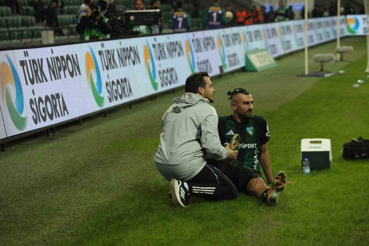 Kocaelisporlu futbolcu Serdar Dursun, Fenerbahçe-Galatasaray derbisini izlediği için eleştiriler aldıktan