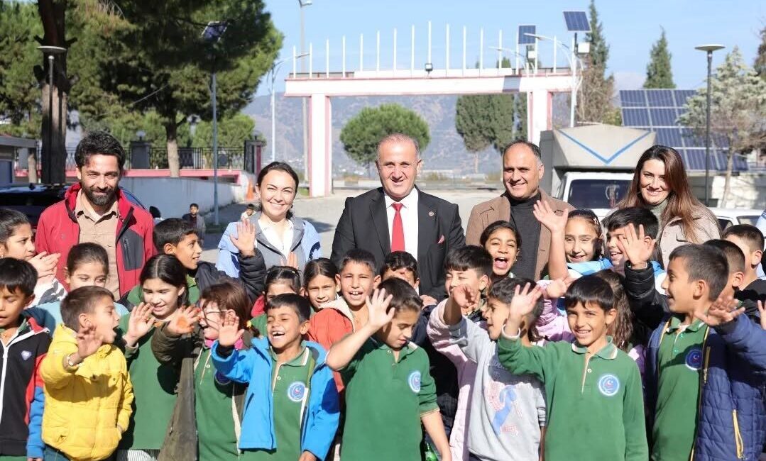 Aydın'ın Efeler ilçesindeki Kocagür İlkokulu öğrencileri, İncirliova'da gerçekleştirilen piknikte bir
