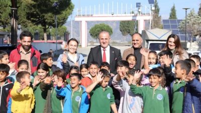 Aydın'ın Efeler ilçesindeki Kocagür İlkokulu öğrencileri, İncirliova'da gerçekleştirilen piknikte bir