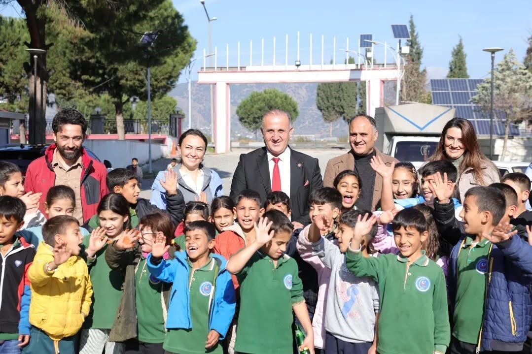 Aydın'ın Efeler ilçesindeki Kocagür İlkokulu öğrencileri, İncirliova'da gerçekleştirilen piknikte bir