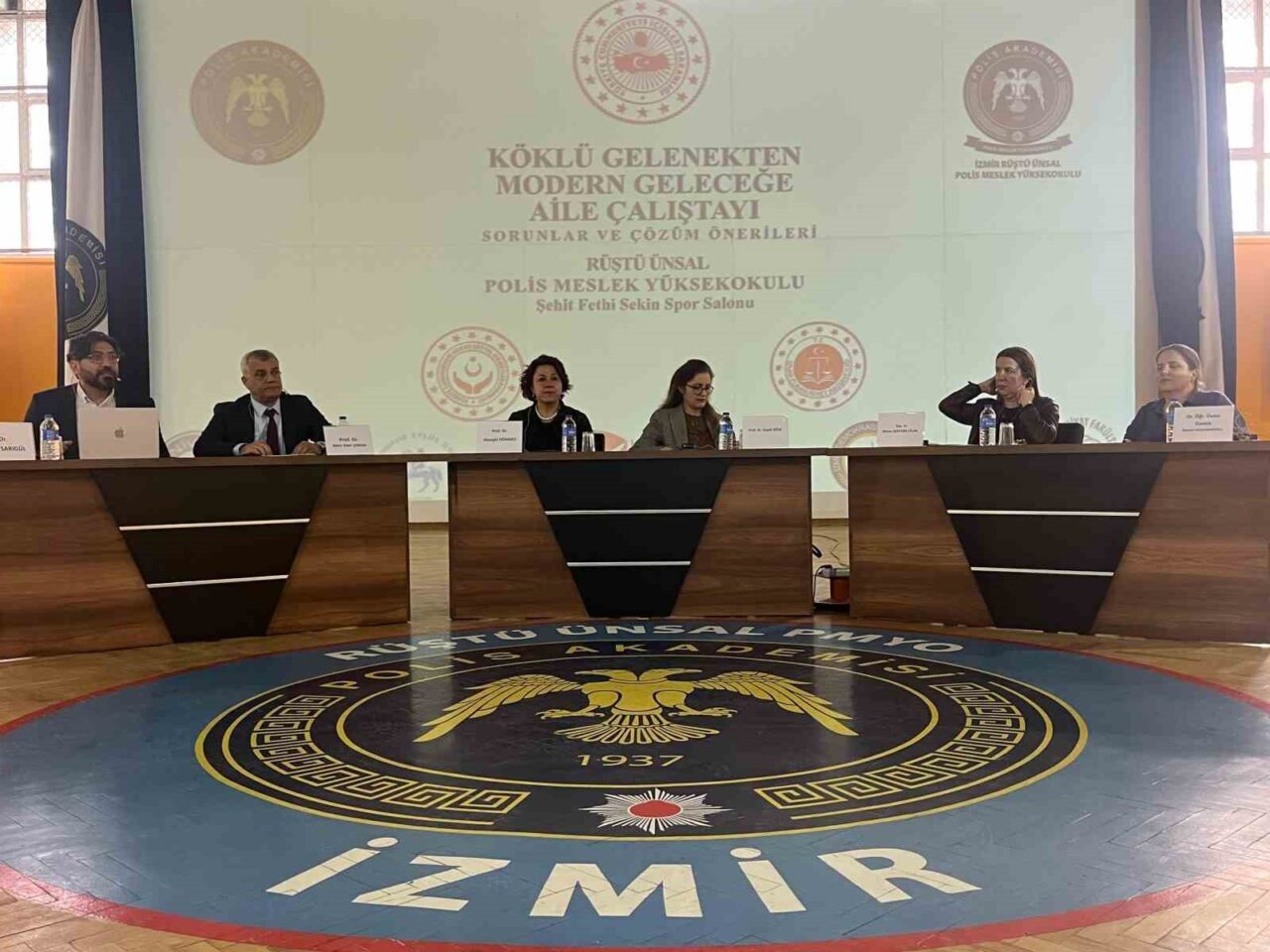 İzmir’de “Köklü Gelenekten Modern Geleceğe” Aile Çalıştayı Gerçekleştirildi