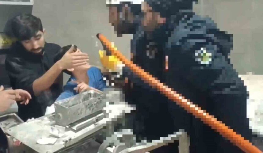 Şanlıurfa’da hamur makinesine sıkışan çocuk, itfaiye ekipleri tarafından kurtarıldı.