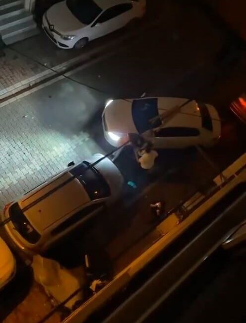 Esenyurt'ta park yeri yüzünden iki aile arasında çıkan tartışma, sopalarla