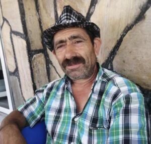 Samsun’un Tekkeköy ilçesinde, komşusuna ait ağacı keserken dalı kafasına çarpan