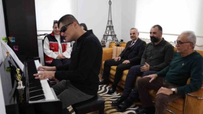 Elazığ'da görme engelli Mehmet Dabakoğlu, müzik eğitimi sayesinde Fırat Üniversitesi