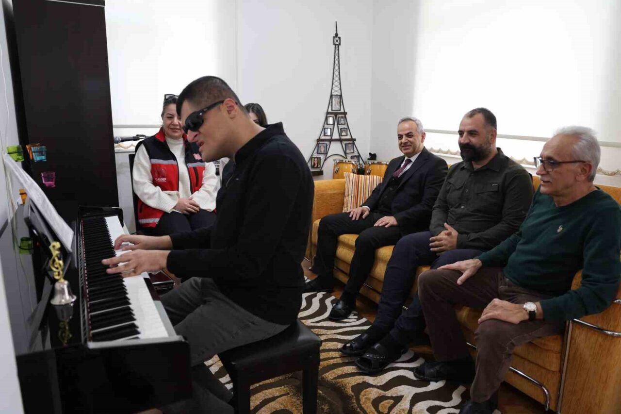 Elazığ'da görme engelli Mehmet Dabakoğlu, müzik eğitimi sayesinde Fırat Üniversitesi