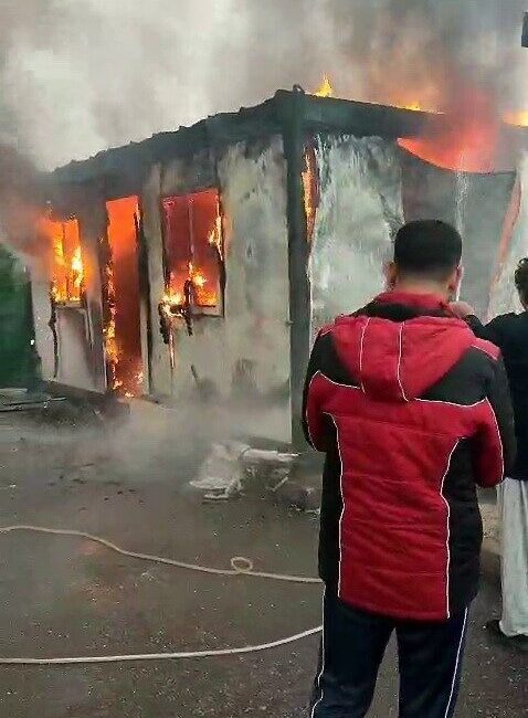 Adıyaman’da Konteyner Yangını: Ekipler Hızla Müdahale Etti, Malzemeler Kullanılamaz Hale Geldi Adıyaman'ın Altınşehir Mahallesi'nde bulunan bir konteyner, bilinmeyen bir sebepten yangın